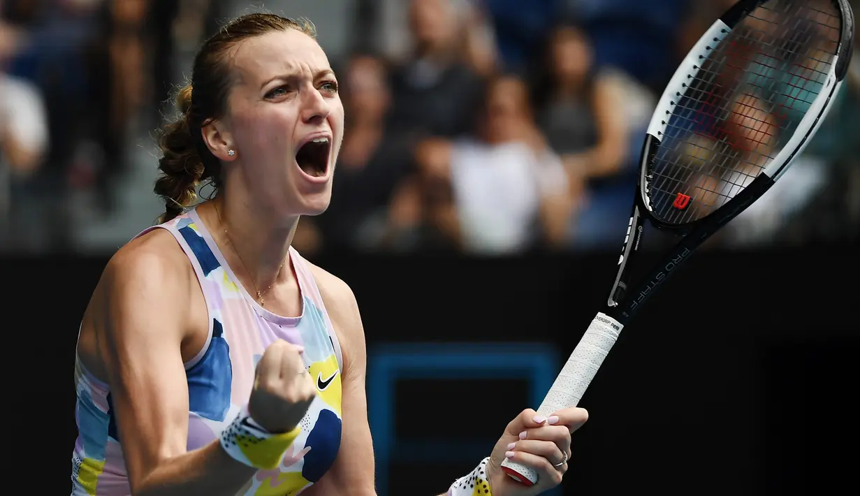 Petenis Republik Ceko, Petra Kvitova berselebrasi setelah mengalahkan Maria Sakkari dari Yunani pada pertandingan tunggal putri hari ketujuh turnamen tenis Australia Terbuka 2020 di Melbourne (26/1/2020). (AFP Photo/Manan Vatsyayana)