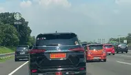 Video viral merekam tindakan arogan pria yang mengaku adik dari seorang jenderal TNI ketika terlibat cekcok di jalan dengan pengendara mobil lain. Mobil Toyota Fortuner itu berpelat dinas TNI 84337-00 yang masa berlaku sudah expired. (Merdeka.com)