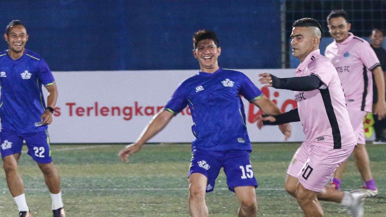 Tim Selebriti FC terdiri dari para artis hingga mantan pesepak bola yaitu Darius, ikut hadir Raffi Ahmad, Augie Fantinus, Iko Uwais, Bastian Steel, Said Bajuri, Syamsir Alam, Atep, Budi Sudarsono hingga Cristian Gonzalez.