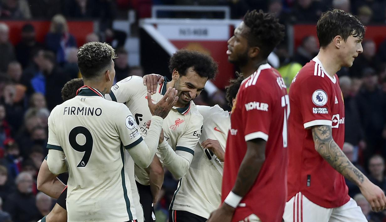 Gol kedua Mohamed Salah dicetak saat injury time babak pertama. Menerima umpan dari Diogo Jota, sepakan kaki kirinya bersarang di pojok kiri gawang David De Gea. (AP/Rui Vieira)