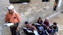 Sejumlah anak-anak terpaksa belajar di luar ruang kelas darurat. (Khaled ZIAD/AFP)