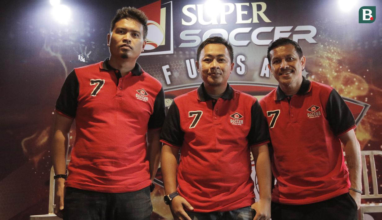 Riko Setiawan, bersama Joko Pramuji dan Vernard Hutabarat foto bersama usai jumpa pers di Senayan, Sabtu (11/8/2018). Super Soccer Futsal Battle 2018 akan digelar mulai tanggal 18 Agustus 2018. (Bola.com/M Iqbal Ichsan)