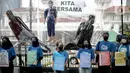 Aktivis lingkungan membawa poster bertuliskan pesan-pesan saat melakukan demonstrasi di depan Balai Kota DKI Jakarta, Jumat (16/9/2022). Aksi tersebut memperingati satu tahun kemenangan warga negara untuk hak udara bersih. Meski telah menang, menurut mereka belum ada satu pun putusan hakim yang dijalankan para tergugat. (Liputan6.com/Faizal Fanani)