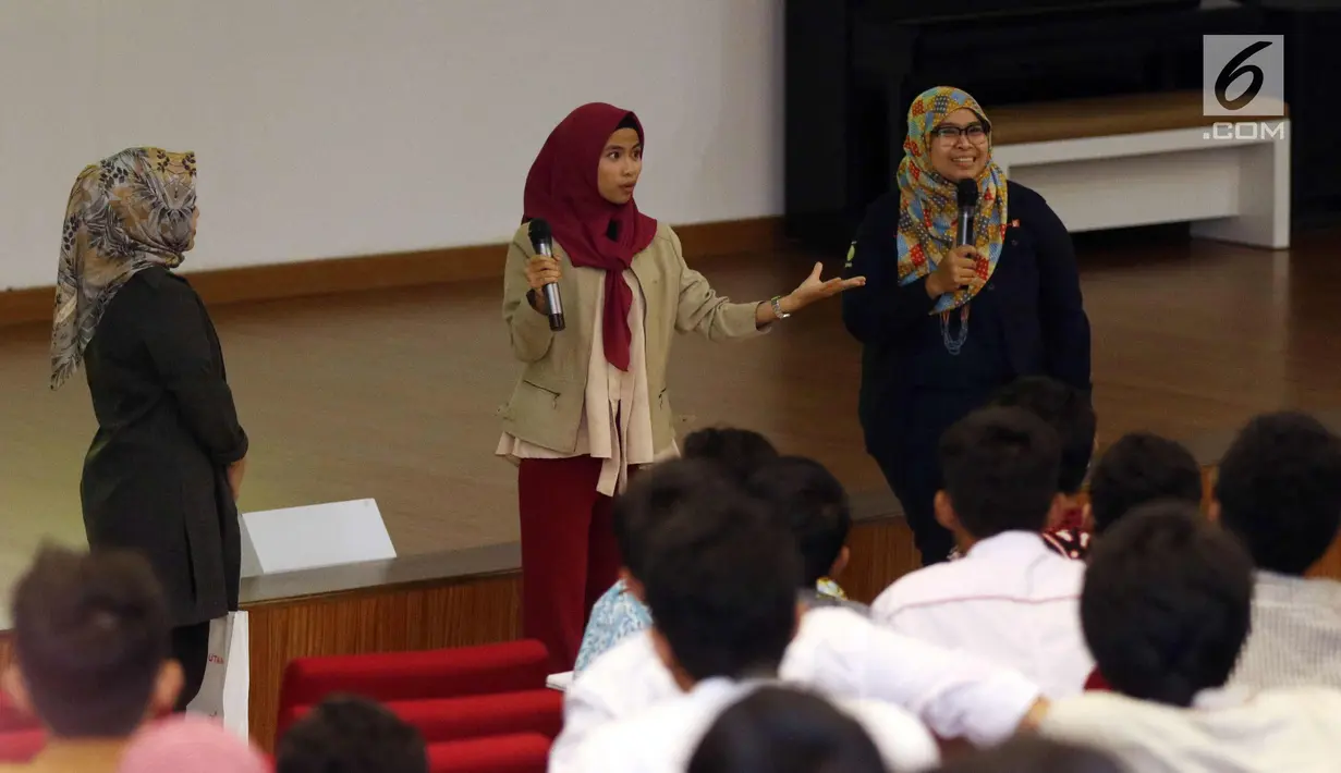 Managing Editor Business & Techno Desk, Nurseffi Dwi Wahyuni (kiri) bersama peserta workshop jurnalisme saat gelaran Emtek Goes To Campus di Universitas Telkom, Bandung, Selasa (28/11). (Liputan6.com/Helmi Fithriansyah)