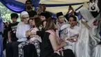 Bunga Citra Lestari atau BCL (kanan) bersama anaknya Noah Sinclair saat pemakaman jenazah Ashraf Sinclair di San Diego Hills, Karawang, Jawa Barat, Selasa (18/2/2020). Tangis keluarga dan kerabat pecah saat pemakaman Ashraf Sinclair. (Liputan6.com/Faizal Fanani)
