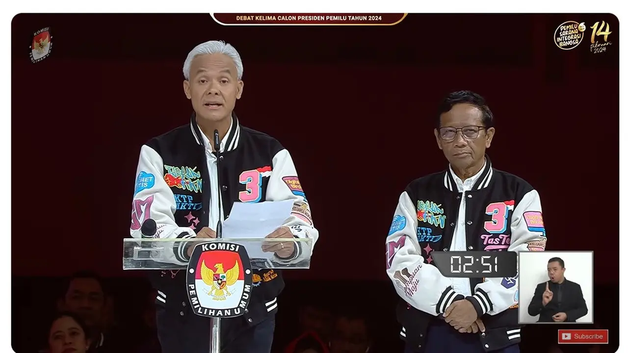 Calon Presiden (Capres) nomor urut 03 Ganjar Pranowo menyampaikan pernyataan penutup atau closing statement didampingi Calon Wakil Presiden (Cawapres) Mahfud Md di debat Pilpres 2024.