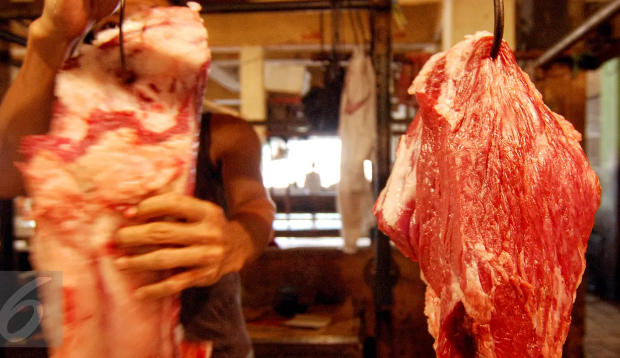 Seorang pedagang daging sedang merapikan barang dagangannya, Jakarta, Senin (22/6/2015). Harga daging sapi kembali normal setelah sebelumnya sempat mengalami kenaikan hingga mencapai Rp.110rb/kg. (Liputan6.com/Yoppy Renato)