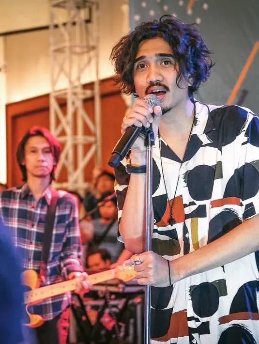 <p>Kejadian tersebut saat Sheila On 7 akan merilis album Berlayar tahun 2011 silam. Dampak penyakit TBC yang dideritanya sampai kehilangan suaranya. Puncaknya ketika Duta menolak lipsync dan tetap berusaha untuk menyanyi di sebuah acara TV Swasta. [Instagram/pakduta]</p>