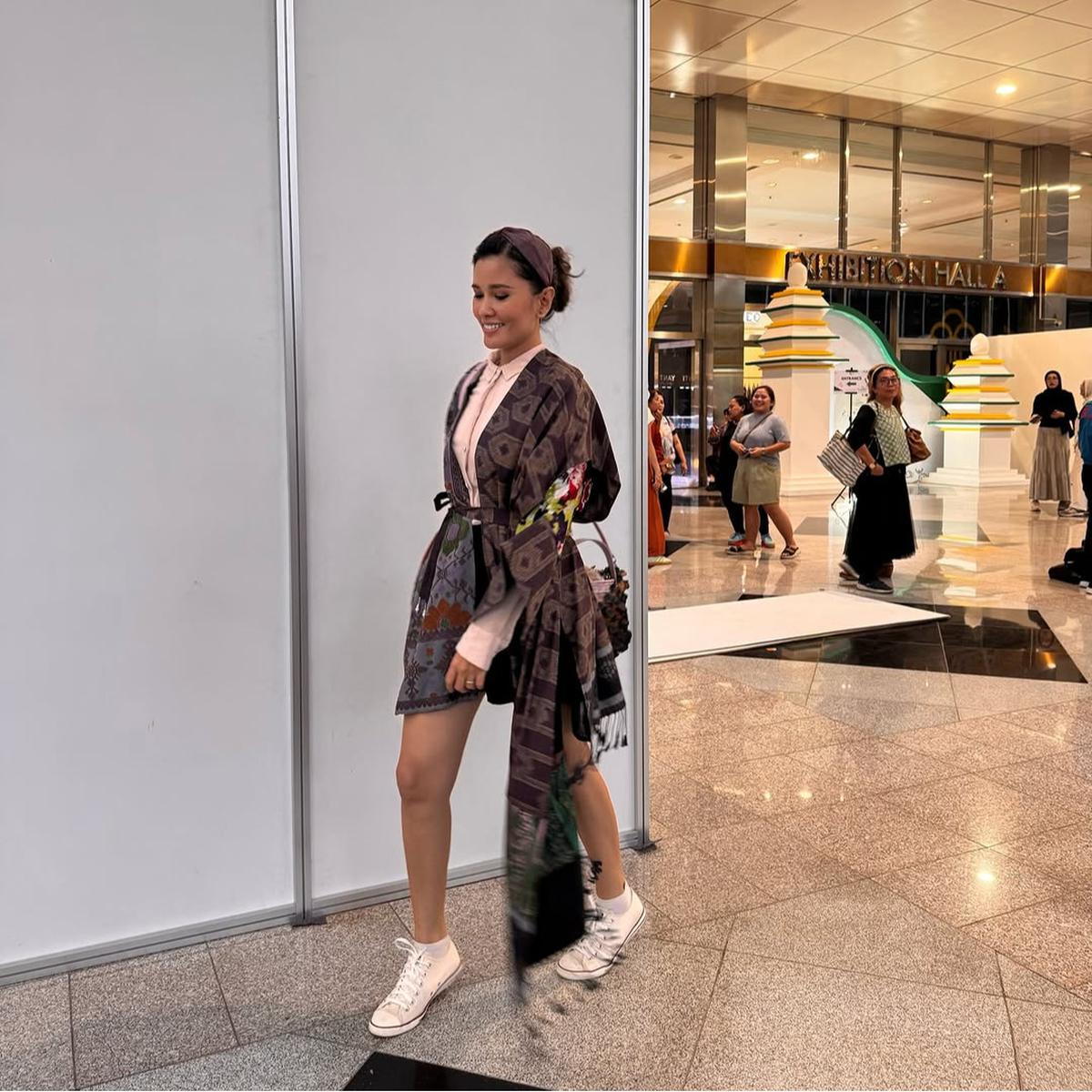 Pesona Titi Radjo Padmaja saat Kenakan Batik dengan Berbagai Model, Super Elegan dan Kasual