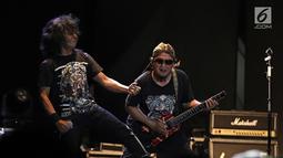 Vokalis band Power Metal Arul Efansyah bersama pemain gitar Lucky SW menunjukkan aksinya dalam JogjaRockarta International Music Festival 2017 di Stadion Kridosono, Jogjakarta, Jumat (29/9). (Liputan6.com/Herman Zakharia)