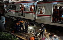 Tim SAR Potong Gerbong, Evakuasi Penumpang KRL Terjepit Usai Tabrakan di Bekasi