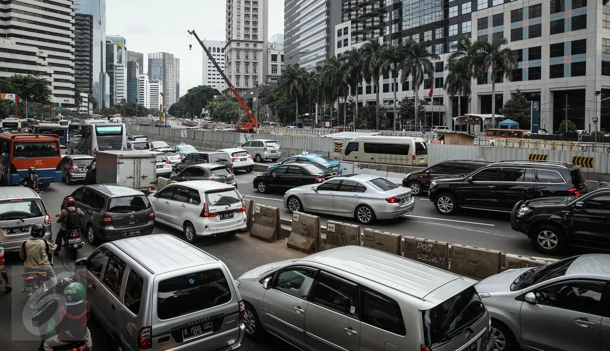 Suasana kepadatan arus lalu lintas di kawasan Jalan Sudirman, Jakarta, Rabu (6/4/2016).Rencana ini dilakukan untuk mengurangi kemacetan di Jakarta. (Liputan6.com/Faizal Fanani)