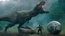 Masih di bulan Juni, Jurassic World: Fallen Kingdom pun menjadi film yang nggak boleh dilewatkan. Film ini akan hadir pada 22 Juni mendatang. (Nerdist)
