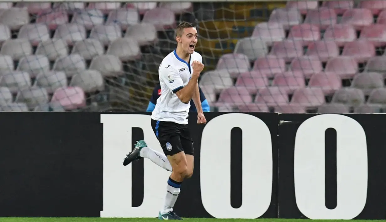 Pemain Atalanta, Timothy Castagne merayakan golnya ke gawang Napoli pada laga perempat final Coppa Italia di San Paolo stadium, Naples, (2/1/2018). Napoli kalah dari Atalanta 1-2. (Ciro Fusco/ANSA via AP)