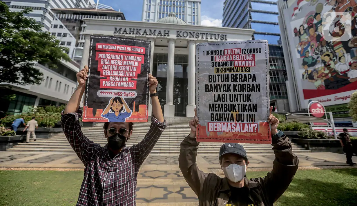 Sejumlah aktivis yang tergabung dalam #BersihkanIndonesia menggelar aksi damai di depan Gedung Mahkamah Konstitusi, Jakarta, Jumat (3/6/2022). Aksi tersebut untuk menyoroti serta menolak pengesahan revisi UU Minerba dan Omnibus Law UU Cipta Kerja. (Liputan6.com/Faizal Fanani)