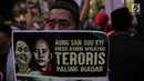 Massa membawa poster dalam aksi bela Rohingya bersama Bang Japar atau Barisan Jawara dan Pengacara di depan Kedutaan Besar Myanmar, Jakarta, Jumat (8/9). Aksi ini dalam rangka solidaritas terhadap muslim Rohingya. (Liputan6.com/Faizal Fanani)