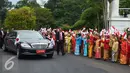 Suasana saat penyambutan datangnya PM Jepang, Shinzo Abe di Istana Kepresidenan Bogor, Jawa Barat, Minggu (15/1). Ada sejumlah acara yang digelar di Istana Bogor ini, antara lain‎ Veranda Talk/Garden Talk. (Liputan6.com/Panca Syurkani/Pool)