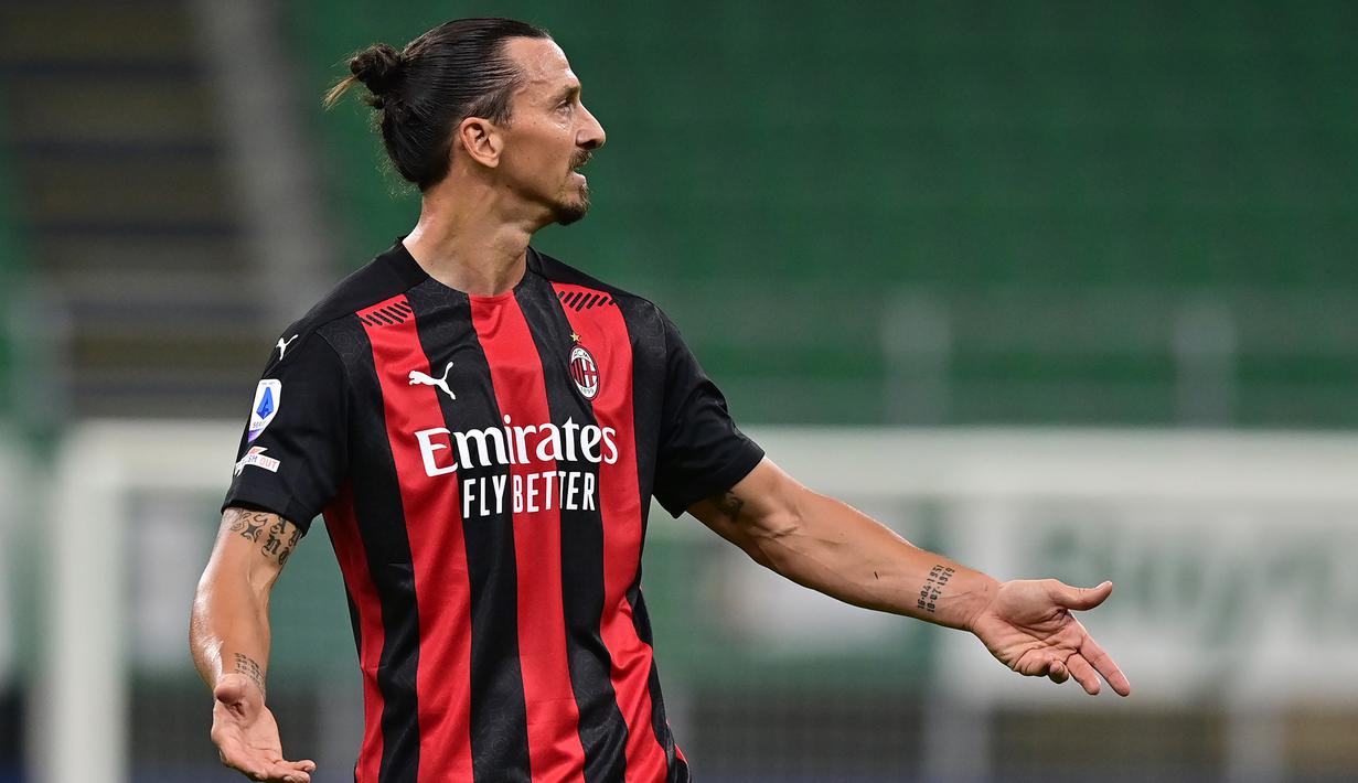 Penyerang AC Milan, Zlatan Ibrahimovic, saat menghadapi Bologna pada pertandingan Liga Italia di Stadion San Siro, Selasa (22/9/2020) dini hari WIB. AC Milan menang 2-0 atas Bologna. (AFP/Miguel Medina)