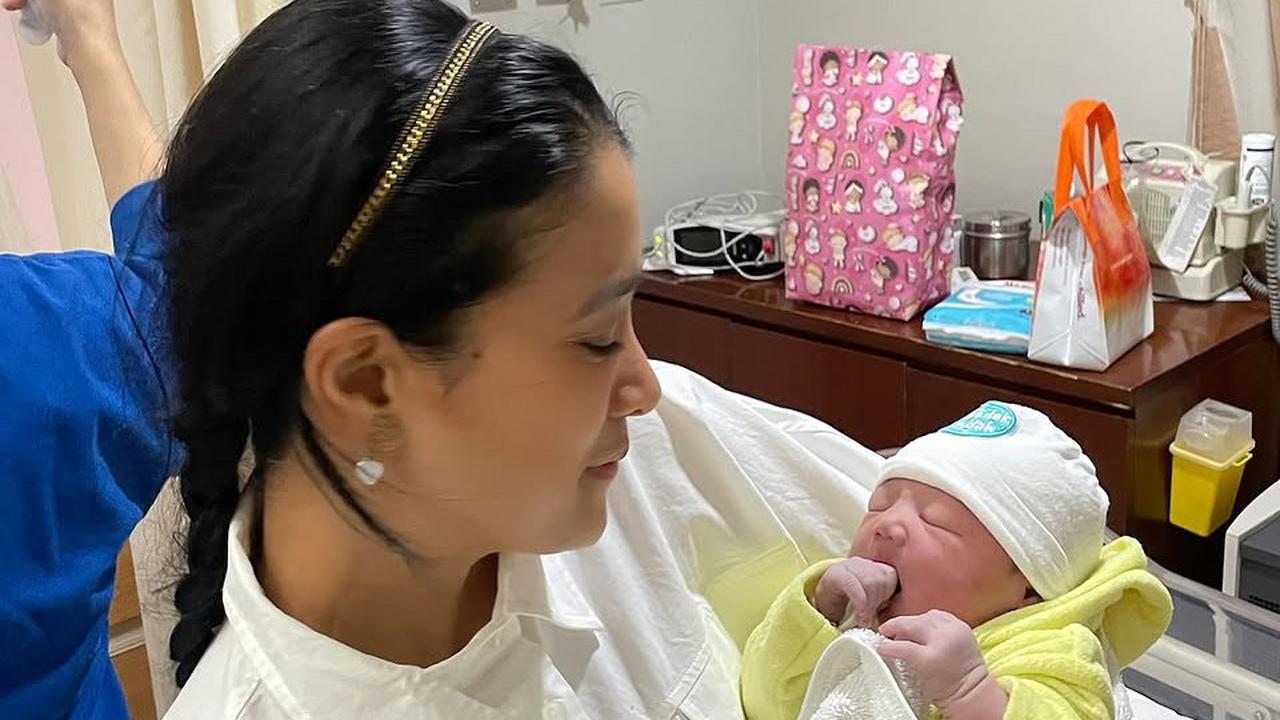 Potret Marcella Zalianty Gendong Keponakan Perempuan Pertama yang Baru Lahir, Penuh Kegemasan