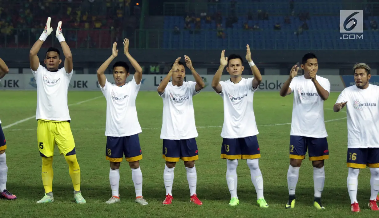 Pemain Persela mengenakan kaus Kita Satu jelang laga melawan Bhayangkara FC di Stadion Patriot Candrabhaga, Bekasi, Jumat (27/10). Choirul Huda meninggal dunia, Minggu (15/10). (Liputan6.com/Helmi Fithriansyah)