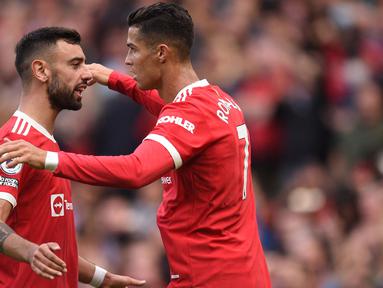 Bruno Fernandes (kiri) memiliki semua yang diperlukan untuk memimpin Timnas Portugal, tetapi hampir tidak memiliki kesempatan saat Cristiano Ronaldo dimainkan. Begitu juga di MU, ia hanya mampu mencetak dua dari total lima golnya saat bermain bersama CR7 pada musim ini. (AFP/Oli Scarff)