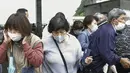 Kishida mengunjungi pelabuhan Saikazaki di prefektur Wakayama untuk mendukung kandidat dari partai yang berkuasa dalam pemilihan lokal. Ledakan itu terjadi sesaat sebelum dia memulai pidatonya, kata NHK. (Kyodo News via AP)