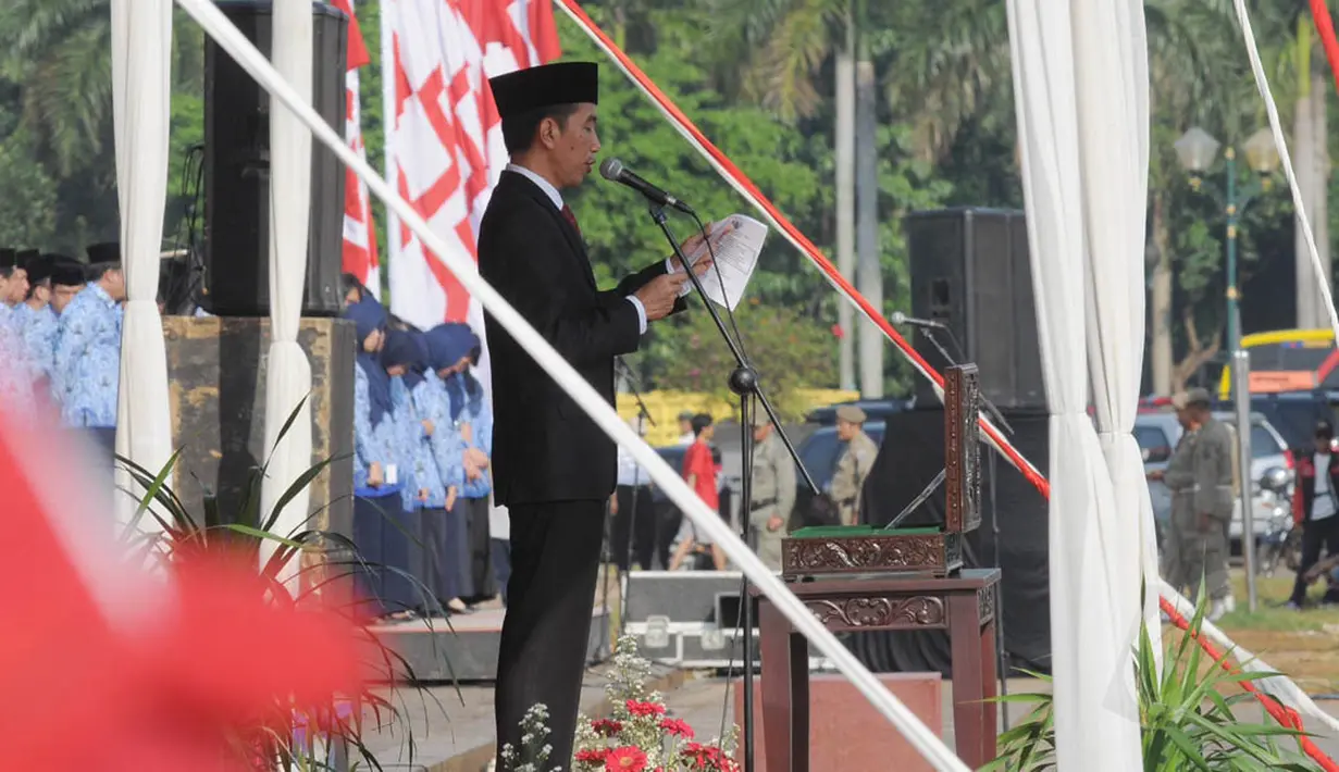 Gubernur DKI Jakarta Joko WIdodo menjadi inspektur upacara HUT Ke-69 Kemerdekaan RI di Monumen Nasional, Jakarta, Minggu (17/8/14). (Liputan6.com/Herman Zakharia)