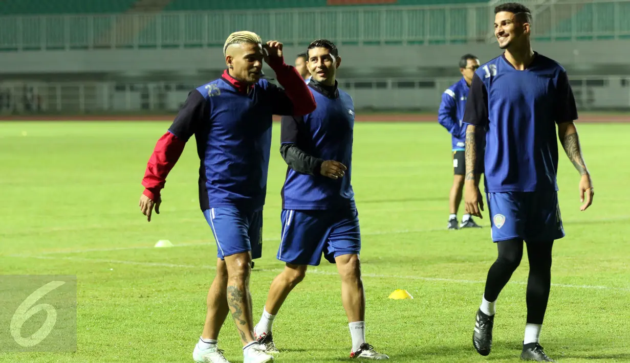 Pemain Arema FC, Cristian Gonzales, Esteban Vizcarra dan Arthur C Da Rocha (kiri ke kanan) saat latihan uji lapangan jelang final Piala Presiden 2017 melawan PBFC di Stadion Pakansari, Kab Bogor, Jumat (10/3). (Liputan6.com/Helmi Fithriansyah)