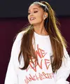 Ledakan bom yang terjadi di penghujung konsernya, Ariana Grande tak lepas tangan terhadap korban ledakan tersebut. Setelah kejadian tersebut, Ariana kembali ke Manchester dan mendatangi para korban. (AFP/Bintang.com)