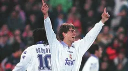 Savio Bortolini Pimentel adalah winger asal Brasil yang pernah membela Real Madrid pada 1998-2003. Meski tak terlalu populer, ia telah memainkan 160 laga bersama Los Blancos. Savio juga turut memenangi Liga Champions pada musim 1997/1998, 1999/2000, dan 2001/2002. (AFP/Dominique Faget)