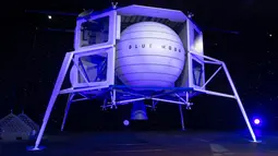 Blue Moon, kendaraan khusus untuk menjelajahi bulan, setelah diperkenalkan oleh CEO Amazon Jeff Bezos pada acara Blue Origin di Washington, 9 Mei 2019. Kapal ini didukung oleh empat kaki, dengan dek atas di mana peralatan dapat diperbaiki. (SAUL LOEB / AFP)