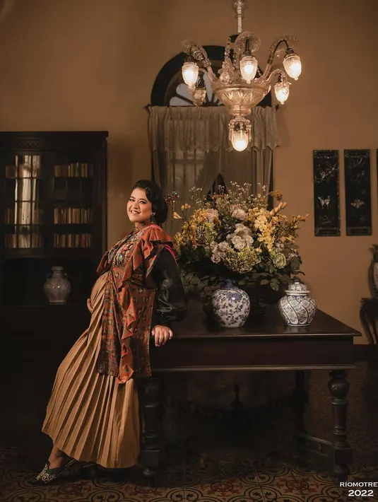 Sebagai bumil, rok pleated dan atasan batik ruffle dari Mel Ahyar bikin Kahiyang terlihat menawan [@ayangkahiyang]