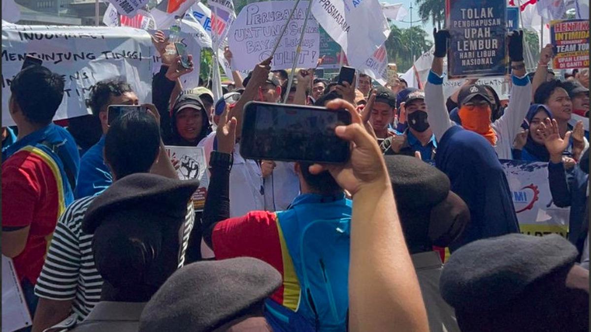 Ratusan Karyawan Indomaret Demo Tolak Kebijakan Upah Lembur Diganti Hari Libur