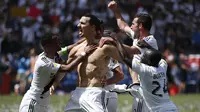 Aksi bintang Los Angeles Galaxy, Zlatan Ibrahimovic (tengah) usai membobol gawang Los Angeles FC pada laga Major League Socccer di StubHub Center,  California, (31/3/2018). LA Galaxy menang 4-3. (AP/Jae C. Hong)