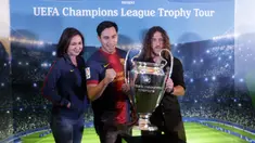 Legenda Barcelona, Carles Puyol, foto bersama Darius Sinathrya dan Donna Agnesia saat jumpa fans di Jakarta, Senin (11/3). Jumpa fans ini dalam rangka UEFA Champions League Trophy Tour di Indonesia. (Bola.com/Vitalis Yogi Trisna)