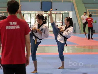 Aksi Tim putri Taekwondo Indonesia yang ikut kategori Poomsae berlatih gerakan dasar dipandu pelatih asal Korea di GOR Popki, Cibubur (13/7/2017). (Bola.com/Nicklas Hanoatubun)