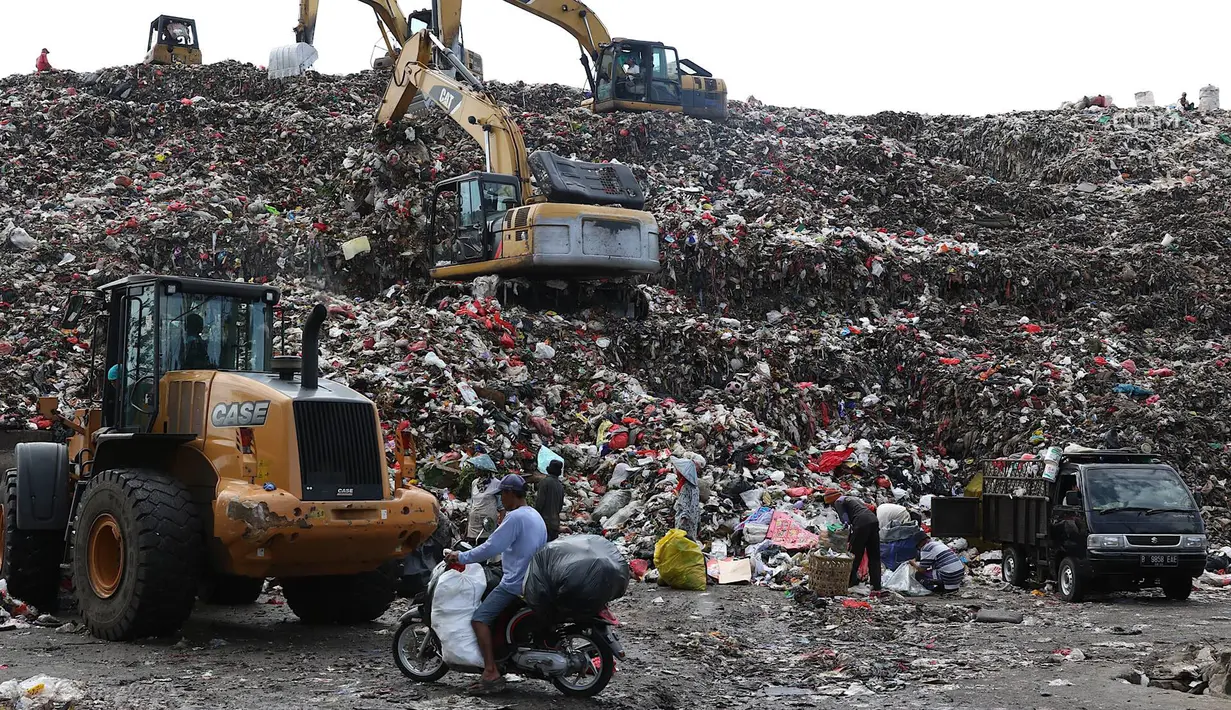 Alat berat mengeruk sampah yang menggunung di Tempat Pembuangan Akhir (TPA) Cipayung, Depok, Jawa Barat, Jumat (28/12). Kondisi TPA yang melebihi kapasitas dinilai membahayakan warga bila terjadi longsor. (Liputan6.com/Immanuel Antonius)