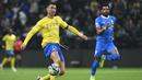 Pemain Al Nassr, Cristiano Ronaldo berusaha mengontrol bola dibayangi pemain Al Hilal dalam laga final Riyadh Season Cup 2024 di Kingdom Arena Stadium, Riyadh, Arab Saudi, 8 Februari 2024. (AP Photo)