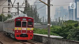 KRL saat melintas di Stasiun Juanda, Jakarta, Rabu (20/11/2019). Penambahan jumlah perjalanan KRL pada triwulan pertama pemberlakuan Gapeka 2019 ini sebanyak 86 rangkaian dan 906 perjalanan KRL dengan total sarana yang dioperasikan yaitu 1.100 unit kereta. (merdeka.com/Iqbal S. Nugroho)