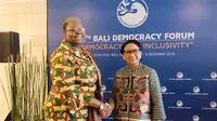 Menlu RI Retno Marsudi bertemu Menteri Kerja Sama dan Hubungan Internasional Namibia, Netumbo Nandi-Ndaitwah, di sela-sela kegiatan Bali Democracy Forum/BDF ke-12 di Nusa Dua, Bali. (Dokumentasi Kemlu RI)