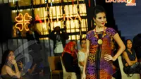 Para desainer menunjukkan hasil kreasinya pada acara Fashion Nation 2014 di Senayan City, Rabu (2/4/2014) (Liputan6.com/Miftahul Hidayat).