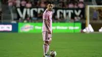 Pemain Inter Miami, Lionel Messi bersiap melakukan tendangan bebas pada laga lanjutan Liga Amerika Serikat (MLS) melawan Toronto FC di DRV PNK Stadium, Florida, Amerika, Kamis (21/09/2023) dini hari WIB. (AFP/Getty Images/Joe Raedle)