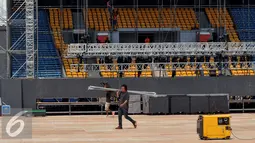 Pekerja merampungkan panggung konser Bon Jovi di bagian sisi stadion Gelora Bungkarno, Jakarta, Minggu (6/9/2015). Pembangunan panggung mewah konser Bon Jovi itu memakan waktu selama 10 hari. (Liputan6.com/Johan Tallo)