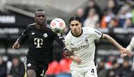 Bek Borussia Monchengladbach Kevin Diks menjaga dengan ketat striker Bayern Munchen, Nicolas Jackson dalam laga Bundesliga 2025/2026 di Borussia Park, Sabtu (25/10/2025) malam WIB. (AFP/Ina Fassbender)