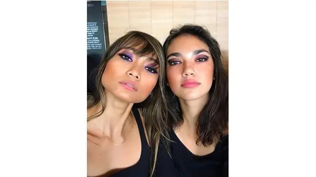 Tak kalah dari sang anak, Disco Angel ini aktif sebagai YouTuber.