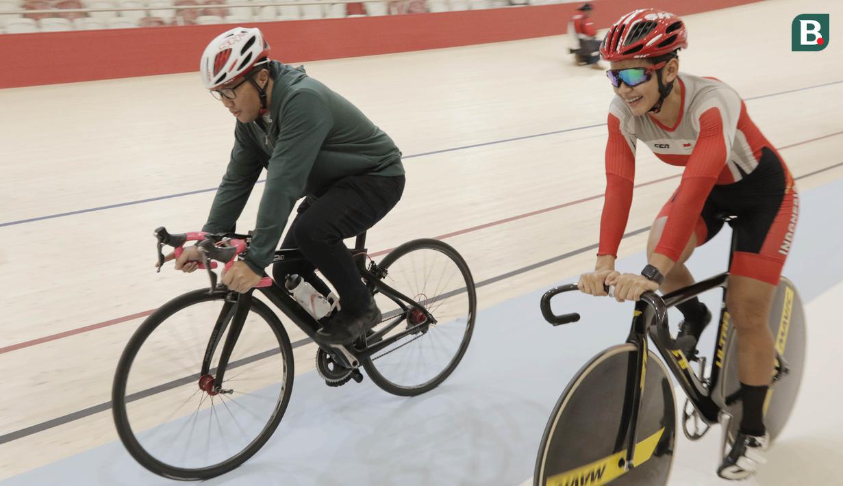Menpora RI, Imam Nahrawi, bersepeda bersama atlet saat meninjau venue balap sepeda di Jakarta Internasional Velodrome, Jakarta, Selasa (31/7/2018). Menpora berharap para atlet dapat berprestasi di Asian Games 2018. (Bola.com/M Iqbal Ichsan)