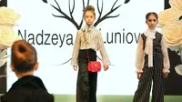 Para model cilik memeragakan kreasi busana anak dalam ajang Spring Fashion Day 2020 di Minsk, Belarus, Minggu (15/3/2020). Acara ini dimaksudkan untuk mempromosikan desainer, merek, seni, dan kerajinan Belarusia. (Xinhua/Henadz Zhinkov)
