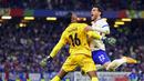 Pemain Prancis, Theo Hernandez dan Mike Maignan melakukan selebrasi setelah menaklukkan Portugal dalam laga 8 besar yang digelar di Volksparkstadion, Hamburg pada Sabtu (6/7/2024).  (Jens Büttner/dpa via AP)