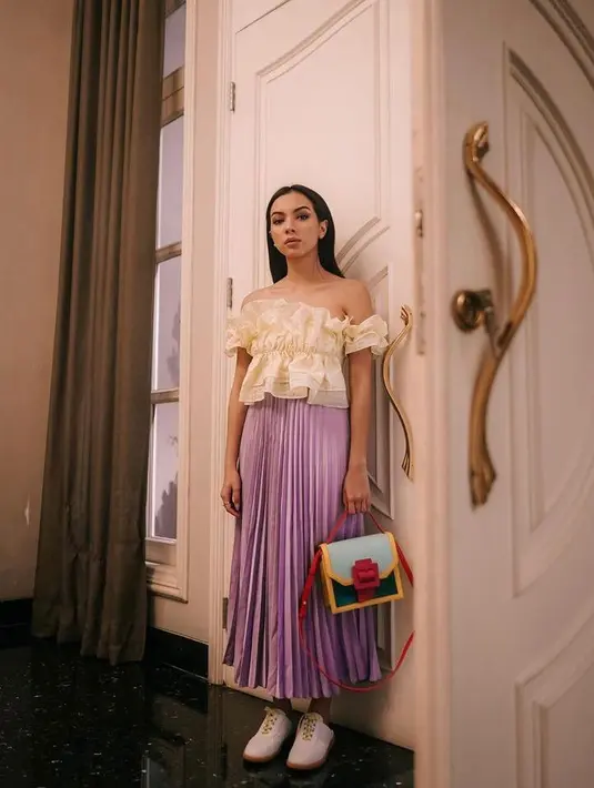 Kombinasi sabrina top dengan rok plisket bisa bikin penampilanmu stylish dan feminine. (Instagram/nazlaalifa).