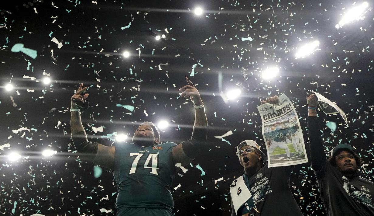 Para pemain Philadelphia Eagles merayakan kemenangan atas Kansas City dalam laga final yang berlangsung di Caesars Superdome, New Orleans, Louisiana, Senin (10/02/2025). (AP Photo/Brynn Anderson)